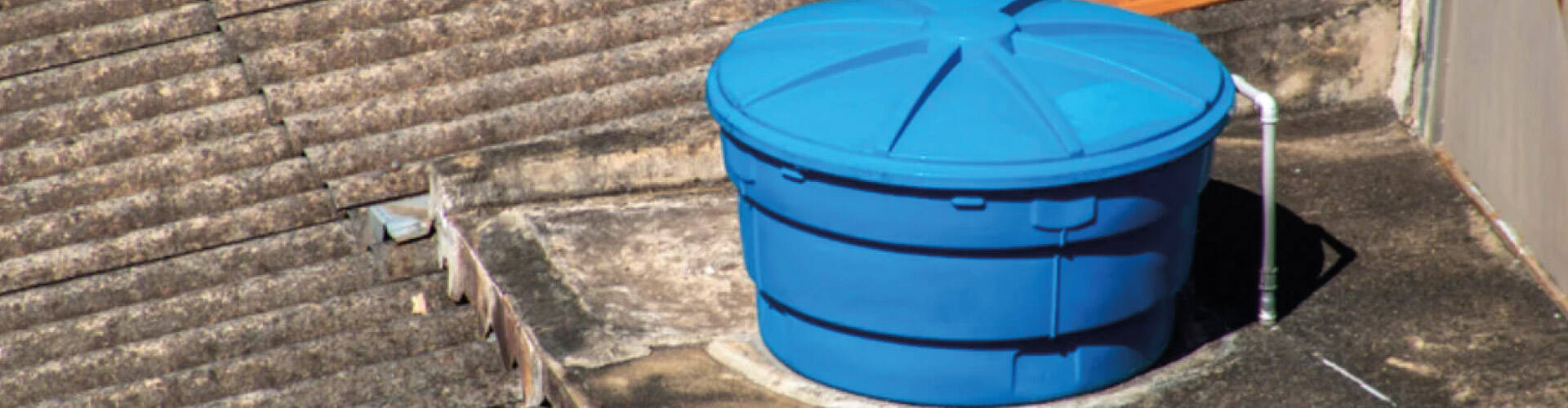 Caixa d&acute;&aacute;gua em cima de um telhado