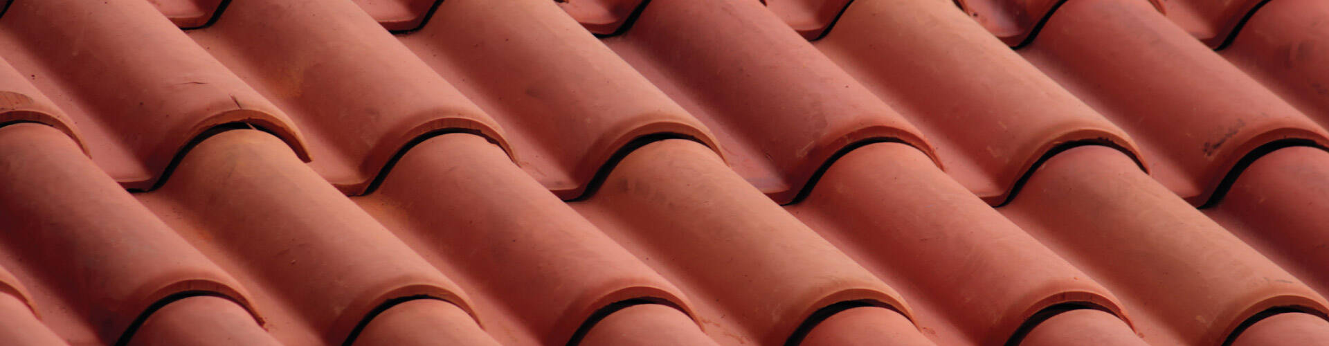 V&aacute;rias telhas coloniais instaladas em uma resid&ecirc;ncia.