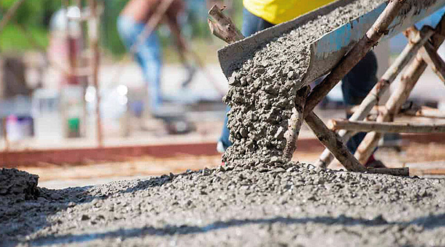 cimento escuro sendo despejado na obra.