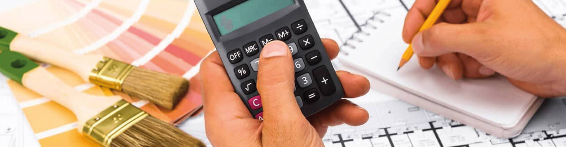 Pessoa fazendo c&aacute;lculo para comprar materiais de constru&ccedil;&atilde;o.