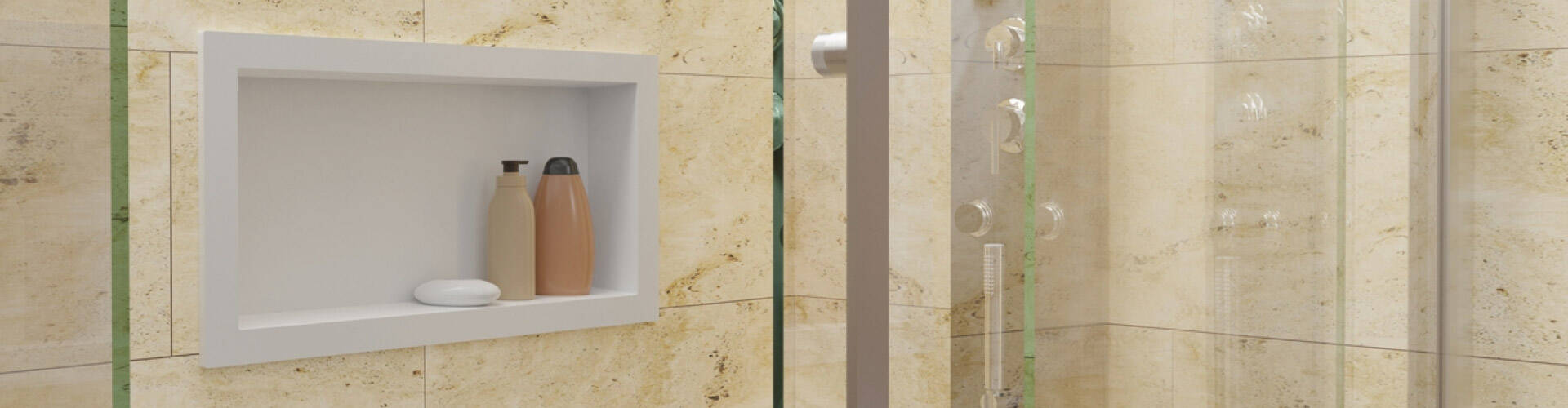 Nicho no chuveiro com shampoo, condicionador e sabaonete.