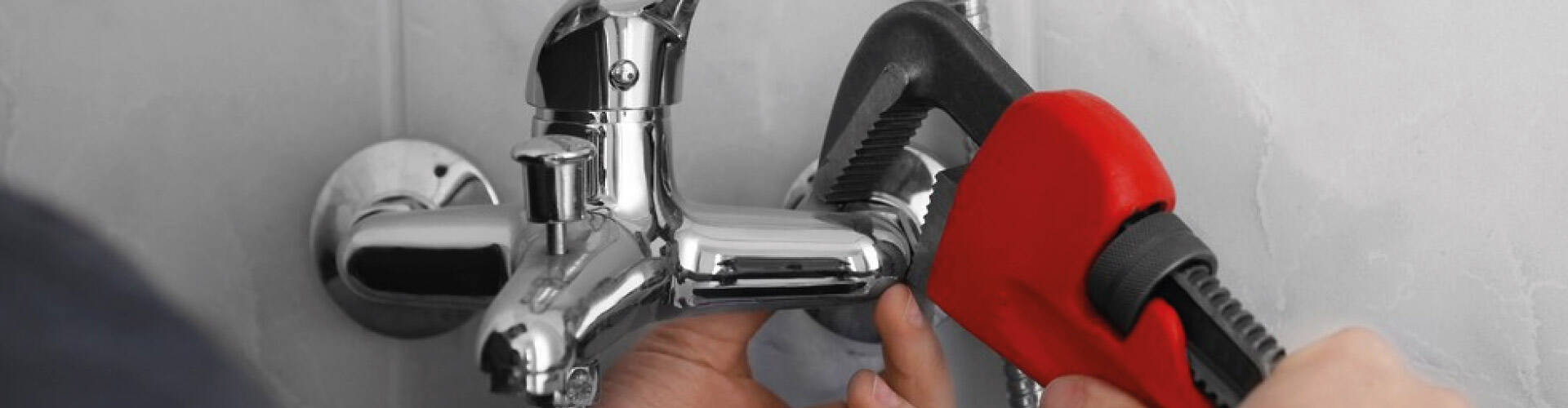 Homem reparando registro para chuveiro.